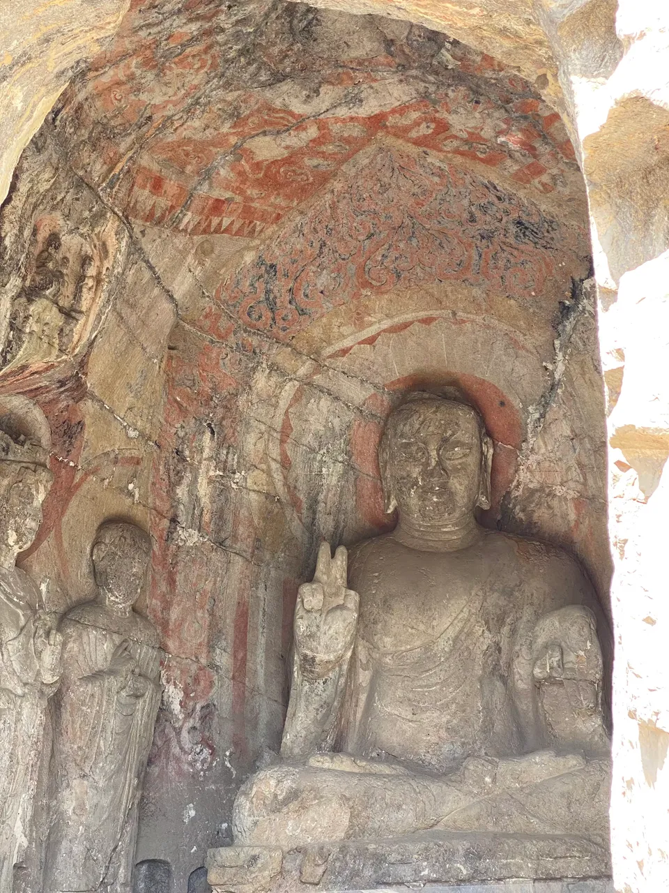 Scissors hand Buddha in 宾阳三洞